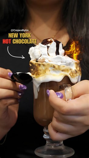 ☕🍫 Chocolate caliente estilo New York 🍫☕ Espeso, cremoso, bien chocolatoso y con ese toque indulgente que solo encuentras en las calles de NYC… pero servido en CrepesByUs 🤎✨ Perfecto para acompañar tu brunch, tu desayuno o darte ese gustito que el día pide 🥐🍫 Porque cuando hablamos de chocolate caliente, lo hacemos a otro nivel 🔥 📍 Caguas - Metro Plaza 📍 Humacao - Carr. #3 frente al Mall Palma Real 📍 Próxima apertura: Galería Los Paseos, San Juan 📞 787-303-6073 #CrepesByUs #ChocolateNY