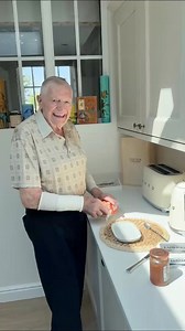 Make Pikelets for breakfast with Grandad Joe #Pikelets #crumpets #breakfast #reallife | Grandad Joe