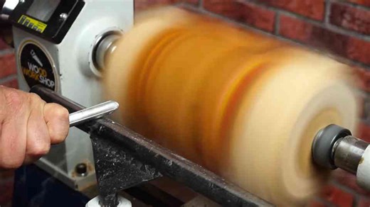 Woodturning a vase (wood & pencil combination)