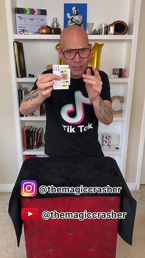 HOW MANY CARDS DO YOU SEE? #opticalillusion #fyp #magician #magic