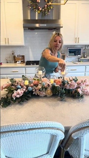 I can’t believe this is a dollar tree DIY ! #dollatreecenterpiece #springdiy #diydecor