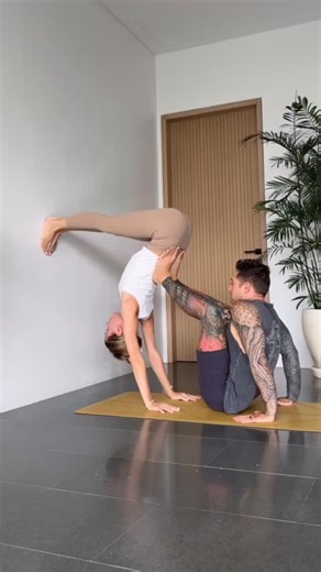 Brigade Antirouille on Instagram: "🤸‍♀️ Force, souplesse & confiance : le trio magique de l'acroyoga ! 💥 🗣 Commente “ROUTINE” pour recevoir ta routine articulaire gratuite ! Ce qu’on voit ici, ce n’est pas juste une figure impressionnante… C’est le résultat d’un corps entraîné à bouger avec conscience, précision et fluidité, en duo 🤝 ➡️ Cette posture combine plusieurs qualités essentielles : ✅ Mobilité active : les jambes montent grâce à un vrai contrôle musculaire ✅ Souplesse extrême : nota