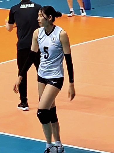 井上未唯奈の美しさが際立つバレーボールキャットウォーク