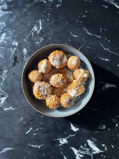 Recette n°14 pour détruire sa diète : Boulettes de poulet sauce pesto rosso & pommes dauphines 🍗🥔🧀 🧾 Ingrédients (pour 3 portions) Boulettes \t•\tAiguillettes de poulet – 500 g \t•\tŒuf – 1 \t•\tOignon – 1 \t•\tMaïzena – 1 cuillère à café \t•\tPaprika – 1 cuillère à café \t•\tSel – selon goût \t•\tPoivre – selon goût \t•\tFarine ou panure – pour enrober les boulettes Sauce \t•\tÉchalote – 1 \t•\tPesto rosso – 2 cuillères à soupe \t•\tCrème fraîche – 2 cuillères à soupe \t•\tFond de volaille 