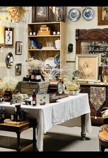 All Christmas is gone from the booth! I do love Christmas decor, but there’s nothing like having a clean cozy space. #afterchristmas #redecorating #vintagebooth #vintagedecor #antiques