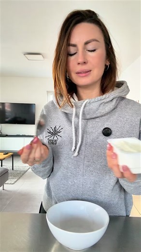 Jana kocht on Instagram: "*Protein Vanille Quarkriegel* (Kugeln) ✅ Low-Carb ✅ Proteinreich ✅ Antientzündlich ✅ Herzgesund ✅ Clean ✅ Mineralstoffreich ✅ Kalziumreich ✅ Ballaststoffreich ✅ Zuckerfrei ✅ Glutenfrei -250 g Magerquark -50 g Frischkäse -½ TL Bourbon-Vanille -2 EL Puder-Erythrit -etwas Zitronenabrieb -60g Schokodrops mit Xylit -½ TL Kokosöl -> Quarkmasse tiefkühlen -> nach Glasur 30 Min. in den Kühlschrank. Im Gefrierfach aufbewahren, außer eure Schoki umhüllt komplett, dann 3-4 Tage au