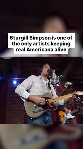 Americana Queue on Instagram: "Sturgill Simpson is one of the most boundary-pushing figures in modern American music, known for blending traditional country roots with psychedelia, rock, soul, and even bluegrass in ways few artists attempt. After breaking through with High Top Mountain and redefining the genre’s possibilities with the Grammy-winning A Sailor’s Guide to Earth, Simpson built a reputation for doing things entirely on his own terms—often turning left when everyone expects him to go 