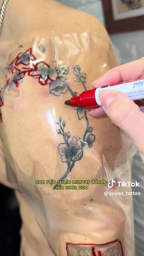 Diseño de tatuajes tribales en los brazos