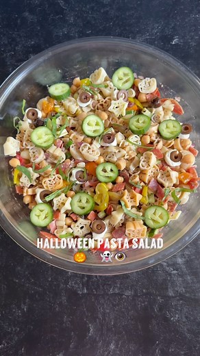 HALLOWEEN ITALIAN PASTA SALAD🎃👁️🕸️ Welcome to episode 40 of @melissas_healthykitchen spooky eats series. Today it’s how to make a spooky, festive pasta salad. Perfect for your Halloween parties, potlucks, or just a festive meal to meal prep for your week. Save for later and follow along for more spooky eats! Spooky Italian Pasta Salad: 14 oz Halloween pasta of choice 1/2 cup chopped cucumbers extra for garnish 1/2 cup chopped red onion 1/2 cup chopped olives extra for garnish 1/2 cup sliced p