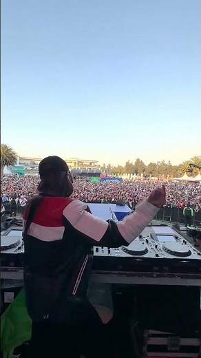 Look at this crowd control! Mariana BO playing her song with Bonka called 'Hello Techno' ☎️🔥 #shorts