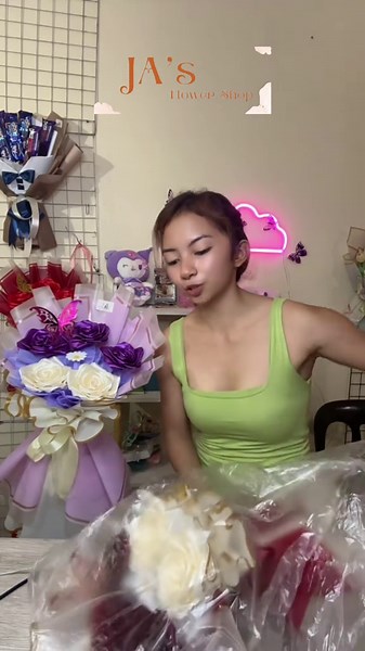 This is how we pack love for you guys🥰. #packaging #bouquet #jasflowershop #boxing