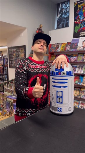 Davide Magaraggia on Instagram: "Tutti dovrebbero avere il mini frigo a forma di R2-D2 😍 dai è bellissimo vero? #iosonounvirtuale #starwars #r2d2 #unboxing #nerd"
