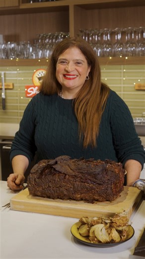 Let's make a delicious rib roast with Chef Alex Guarnaschelli! Spoiler alert: It's easier than you think! ☺️ Let the experts at your local ShopRite help you pick the perfect cut of meat for all your holiday celebrations. 🍖 Get recipe details at http://spr.ly/6181CTn47 | ShopRite