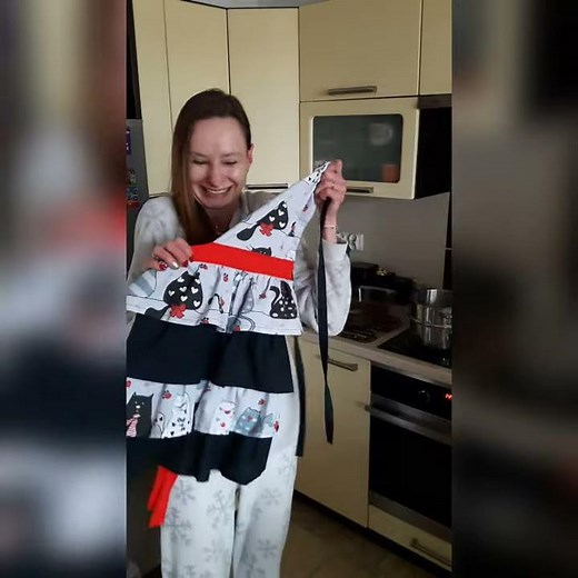 Akina Szyje prezentuje magiczny fartuszek kuchenny