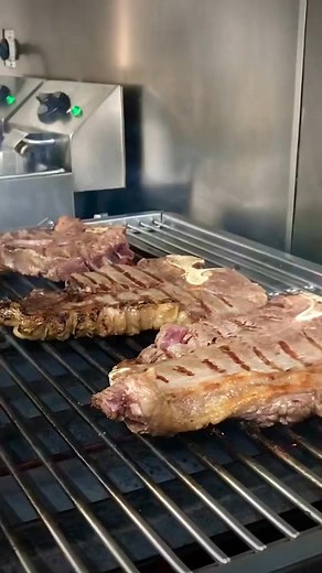 Momentos deliciosos merecem ser saboreados com calma! ☎️ Reserve já a sua mesa através do 919148516 e venha desfrutar de uma refeição especial connosco. Estamos à sua espera ☺️ | Chapa 3 - Restaurante SteakHouse