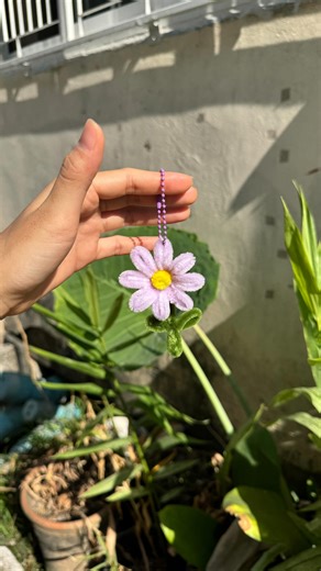 House’ Florist on Instagram: "DIY : Purple Daisy 💜 Key chain #velvetwire #pipecleanerflowers #handmade #flower #howto"