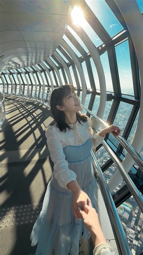 晴空塔白天去還是晚上去好呢？ 東京晴空塔是日本最高的觀光塔（634 m），站在展望台你可以俯瞰整個東京的景色，白天能看到遼闊城市和遠方富士山，夜晚則是萬家燈火的浪漫城市海洋，日夜景觀各有風情。 晚上8:00-8:30還可以看到迪士尼煙火，但有段距離需要長焦拍攝。 （可以到迪士尼看公告時間） 安排一日行程完美約會聖地，情侶牽手夜景超浪漫；親子同遊也很適合，五歲以下免費入場🫶🏻 #TokyoSkyTree @tokyoskytree_official Musashi Sky Restaurant @sky_restaurant_634_official #東京 #東京晴空塔 #日本 | 倪莎愛出遊