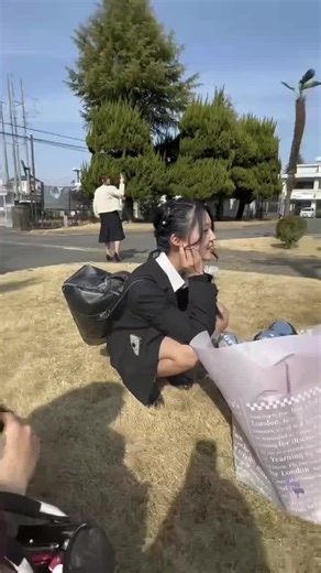 彦総から八幡商業まで遠いから卒業式行きたいって言ってくれてたけど、間に合わんと思うから来んくていいよって伝えてたのに来てくれた😭ほんまにこうへんと思って同じ高校のカップルみて羨ましがってたのにまさかの、🥹 遠い上にハプニングもあって来るの遅れて周り私らだけやったけどままとか来てくれた先輩の上手な嘘でまっじで勘づくとかもなく心底驚いたし幸せやった💕 中距離頑張ろうね😆 #卒業式#LJK#八幡商業#彦根総合#野球部