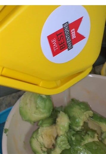 The best lemon squeezer 🍋 you’ll ever own in your life. You’re welcome click the cart to purchase. 👇🏼🛒👇🏼🛒👇🏼 ##lemonsqueezer##lemons##whenlifegivesyoulemons