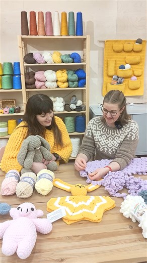 TYÖNÄYTÖS: Sormineulottu Puffy-peitto 🧶 Sormineulo ihanan muhkea Puffy-peitto ilman välineitä Lankavan Sannan opastuksella Alize Puffy -langasta. Videolta saat vinkkejä myös muihin Alize Puffy ja Velluto -langoista tehtäviin käsitöihin. Messutarjouksessa nyt Puffy-peiton Piristyspussi, joka sisältää ohjeen ja langat peiton tekemiseen. Katso kaikki värivaihtoehdot täältä 👉 https://bit.ly/3VPfhHA | Lankava Oy