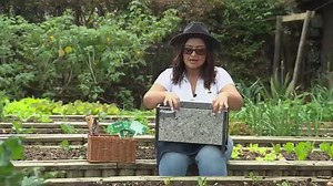 En Rionegro, Antioquia, nuestro equipo periodístico se encontró con una agricultora especializada en establecer huertas orgánicas. Con toda la experiencia que tiene, ella nos cuenta los tipos de huertas caseras que existen y todo lo que hay que tener en cuenta para implementarlas sin importar el mucho o poco espacio que se tenga. | La Finca de Hoy