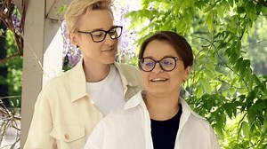 「2人のレズビアン中年の女性が、咲き誇る藤の魅惑的な美しさに囲まれた夏の静かな公園で、抱き合って情熱的なキスをする優しい瞬間を共有しています。」の動画素材（ロイヤリティフリー）1104459121 | Shutterstock