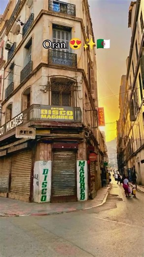 Découvrez la vibrante ville d'Oran en Algérie, perle de la Méditerranée ! 🌊🏰 Plongez dans son histoire fascinante avec la majestueuse forteresse de Santa Cruz offrant des vues panoramiques à couper le souffle, flânez le long du Front de Mer animé, explorez les marchés colorés comme Marché de la Bastille et Mdina Jdida pour goûter aux saveurs locales, admirez l'architecture coloniale de la Cathédrale du Sacré-Cœur et du Palais du Bey, et vibrez au rythme de la musique Raï, berceau de ce genre l