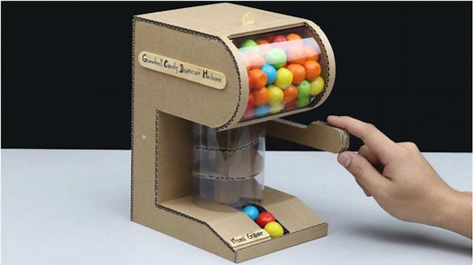 小伙奇思妙想，用纸板自制糖果贩卖机，启动瞬间太惊艳了！