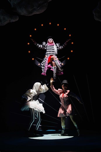 Wer sind wir? Oder „Wer ist WIR?“ Welche Geschichten erzählen wir uns? Und wie? DER FABELHAFTE DIE Theaterstück von Sergej Gössner 📍 Kammerspiele, Linz 🎥 Lucie Friederike Müller #landestheaterlinz #linz #jungestheater #derfabelhaftedie