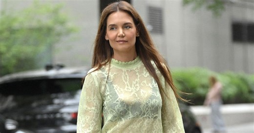 Katie Holmes porte le jean que toutes les modeuses détestent (et nous donne envie d'y succomber)
