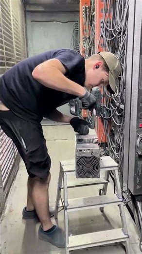 On-site PSU swap keeps downtime low and uptime high. 🚀🔧