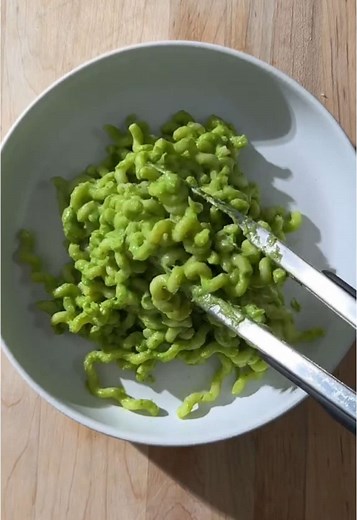 Creamy Green Pasta Recipe with Avocado and Spinach