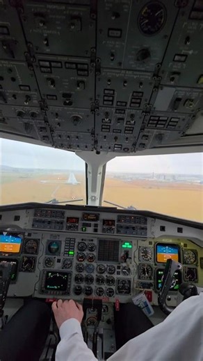 Landing with Västflyg SAAB 340B 🤩✈️💚 #västflyg #saab340 #aviation #landing