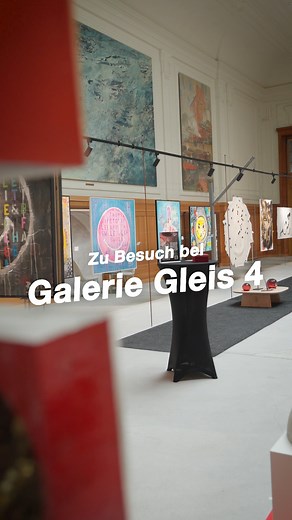 Zwischen Bahnhof & Begegnung: @galeriegleis4 lädt dich im Zwischengang zum Westflügel des Bahnhofs Basel ein zeitgenössische Kunst zu erleben. 👁️ | Bahnhof Basel SBB