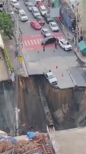 రోడ్డు కూలేలోపే చెబుతుందా?! 😱📡 | smart road technology