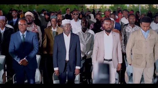 Waxaan Magaaladda Dhuusamareeb ee caasimadda Galmudug uga qaybgalay madal dood-wadaag ah, halkaas oo qaar mid ah ka soo qaybgalayaashu ay igu waydiiyeen su'aalo furan oo ku saabsanaa doorka dhallinyarada ee samatabixinta dowladnimada. Waxaan si gaar ah ugu mahadcelinayaa hay'adda Horn Center Dialogue oo iyadu soo agaasintay dood-wadaagan islamarkaana fursad u siisay qaybaha bulshada inay ka soo qaybgalaan | Sharif Sheikh Ahmed