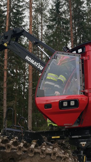 Valet blev Komatsu. 🌲 Erik Pettersson och teamet på EM Logging valde Komatsu för den stabila känslan i terrängen, den höga komforten och smarta funktionerna som Smart Crane och Smart Forestry. Maskinen passar perfekt för deras körning – och han lyfter särskilt fram den goda servicen som en viktig del av helheten. Som marknadsledande i Sverige är vi glada och stolta över alla entreprenörer som valt Komatsu under året. Tack! | Komatsu Forest Sweden
