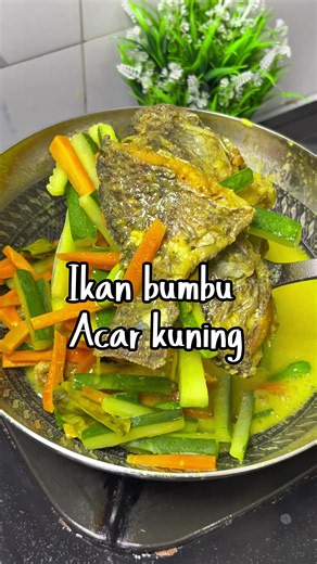 Masak menu simpel tapi boros nasi lagi yuk! Hari ini aku bikin Ikan Bumbu Acar Kuning (Pesmol). Nah, kalau aku pribadi lebih suka versi yang sedikit berkuah biar pas dimakan bareng nasi hangat makin mantap dan segar! Perpaduan rasa gurih, asam, dan manisnya bener-bener meresap sampai ke daging ikan. ✨ Oya, masak hari ini makin happy karena aku pakai wajan dari @freemir Indonesia Store Desainnya cantik, panasnya merata, dan yang pasti anti lengket, jadi bikin ikan gorengnya mulus dan bumbunya mat