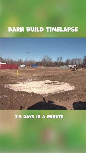 Last week, farmer Scott told us about the new barn being built 🔨 to support the expanding operations on the farm🚜. What is amazing, is watching its construction take shape over three and a half short days! ⏱️