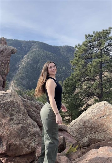 Who wants to be hiking friends in Colorado? Pants by @Toad&Co
