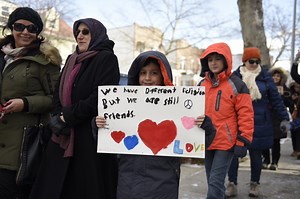 10 Quranic Verses and Hadith on How to Treat Your Neighbor