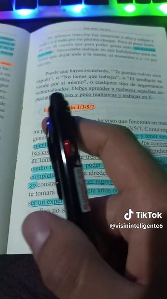 TÉCNICA DEL SUBRAYADO Para aplicar correctamente la técnica del subrayado, necesitarás un bolígrafo de cuatro colores: azul, rojo, verde y negro. Cada color cumple una función específica que te permitirá organizar la información de manera clara y facilitar el aprendizaje. El color azul se utiliza para subrayar el título principal del tema y las ideas más importantes, es decir, la información esencial que resume el contenido. El color rojo está destinado a subrayar los subtítulos o divisiones pri