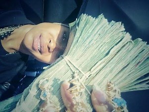 Erykah Badu Busks In Times Square, Makes $3.60