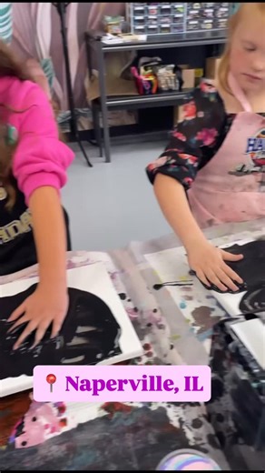 🎨 This is the place to get messy! You just can’t beat those smiles of joy. 😆 Our interactive painting experiences allow everyone to freely get their hands messy without the worry of cleaning up the mess. Perfect for birthday parties with friends to freely paint side-by-side! The therapeutic feeling of smoothing out the paint across the canvas with your hands is also quite relaxing! 😴 Take these happy kiddos as your inspiration to have your own painting experience with us! 🎨 *Only taking book