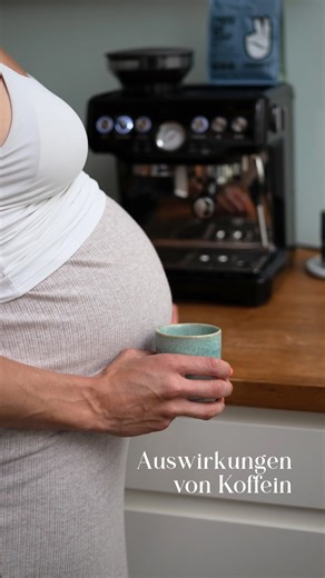Sissi Rasche on Instagram: "Anzeige/ Dass der Koffeinkonsum in der Schwangerschaft reduziert sein sollte, um mögliche negative Auswirkungen auf das Baby zu vermeiden, ist den meisten bewusst. Maximal 200 mg pro Tag gelten als empfohlene Obergrenze. Aber wie sieht es eigentlich mit den Effekten von Koffein für dich selbst aus? ☕️ Viele Schwangere merken, dass Kaffee plötzlich stärker wirkt. Durch hormonelle Veränderungen wird Koffein langsamer abgebaut. Besonders im zweiten und dritten Trimester