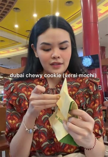 review dubai chewy cookies part sekian (kali ini edisi mochi mochiooooo) surprisingly aku sukaaaa bgt!!!! apalg kalo makan pas dingin #fyp