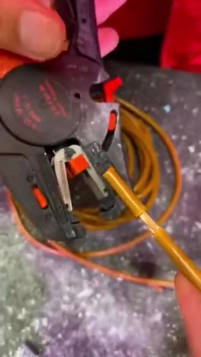 How satisfying are the lever sounds on our WAGO Energy Meter! Filmed by electricians fav EFIXX Some other USP's include: ⭐ Unique tool-free lever connection, making it fast, reliable and free of maintenance. ⭐ Large high resolution, backlit display for easy reading of key power measurement. ⭐Up to 4 separate tariffs – select 2 via 230V input, 2 additionally via fieldbus. ⭐Pulse, M-Bus, Modbus RTU - all in one product for reduced inventory. ⭐2 x SO Pulse output - for energy measurement in both di