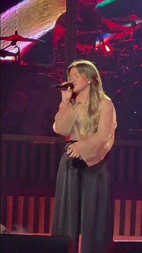 Kelly Clarkson Performs “Miss Independent” Live in Las Vegas! | 7/17/26 #Shorts