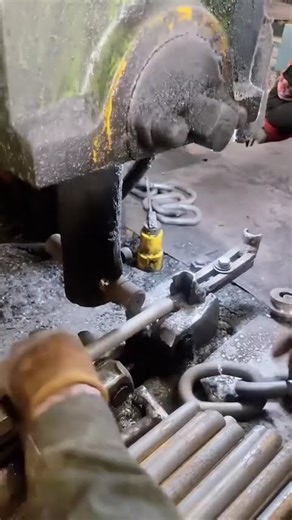 Fastening process of iron chain links