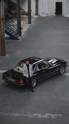 „Mein Mercedes“: Mercedes-Benz als verbindendes Element zwischen zwei Generationen. 🙌 Riccardo erzählt, wie die gemeinsame Restaurierung des SLC 450 Coupés die Vater-Sohn-Beziehung bis heute beeinflusst. Jetzt das ganze Video entdecken: mb4.me/MeinMercedes_Riccardo #MercedesBenz #MeinMercedes #SLC | Mercedes-Benz Deutschland